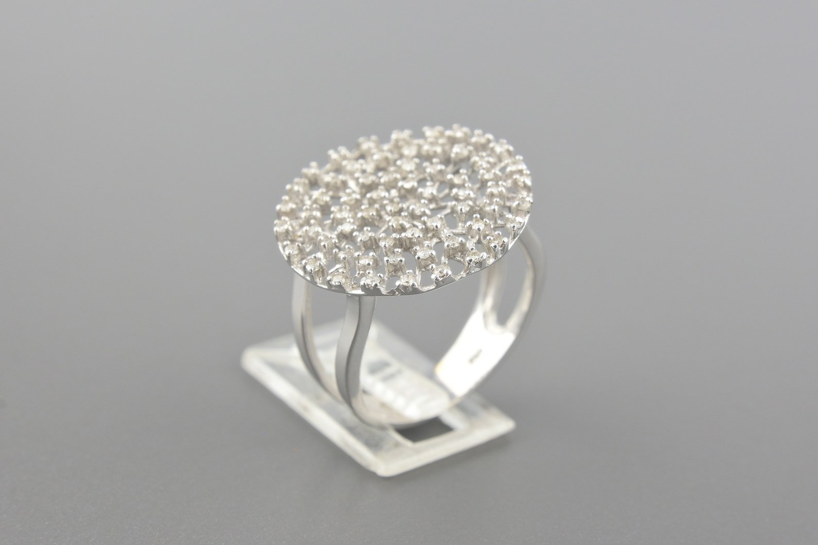 Anel em Ouro Branco 18k com Aprox. 32pts de Brilhantes