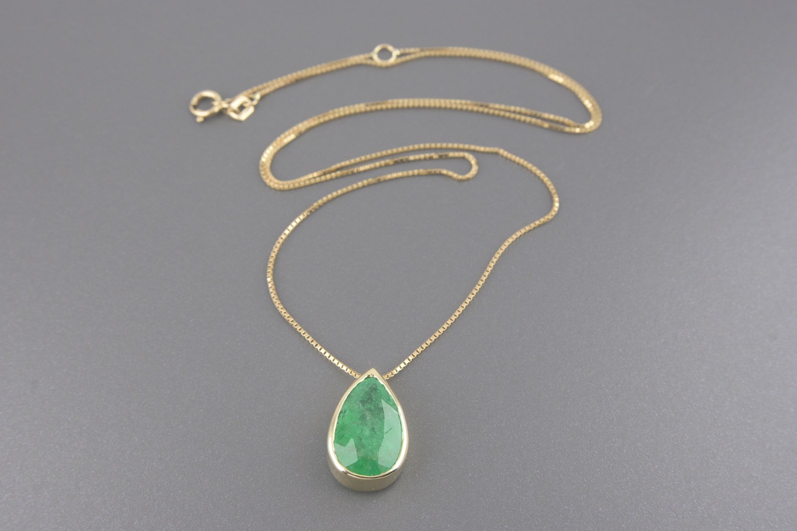 Colar em Ouro Amarelo 18k com Esmeralda Gota de 13x8mm