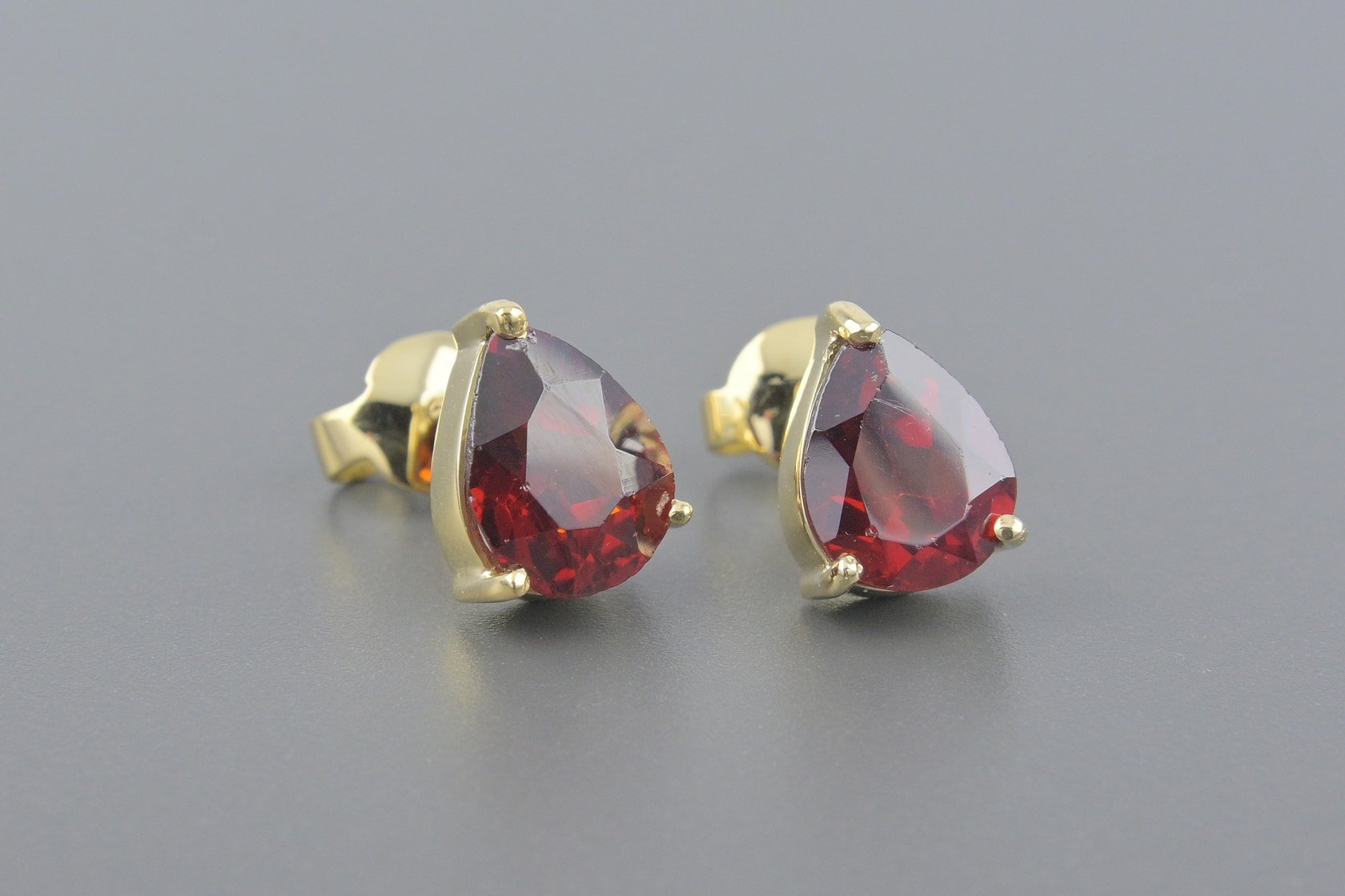 Brincos em Ouro Amarelo 18k com Granadas Lap. Gota de 10x7mm