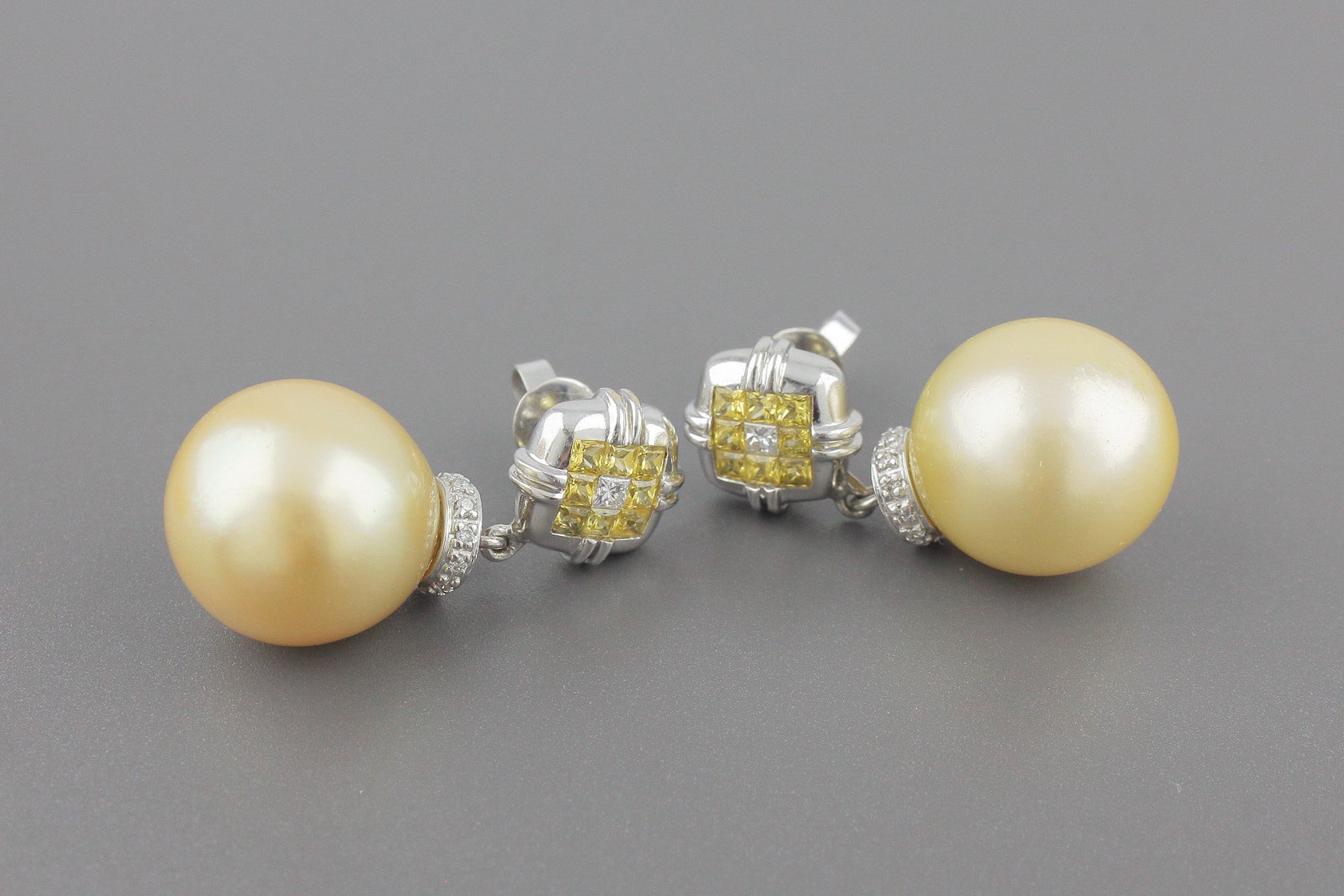 Brincos em Ouro Branco 18k com Pérolas de 14.5mm, Diamantes e Safiras Amarelas