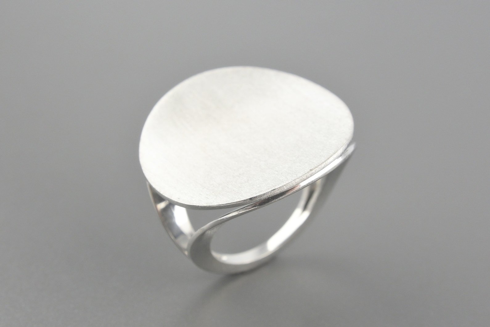 Anel Equilátero em Ouro Branco 18k