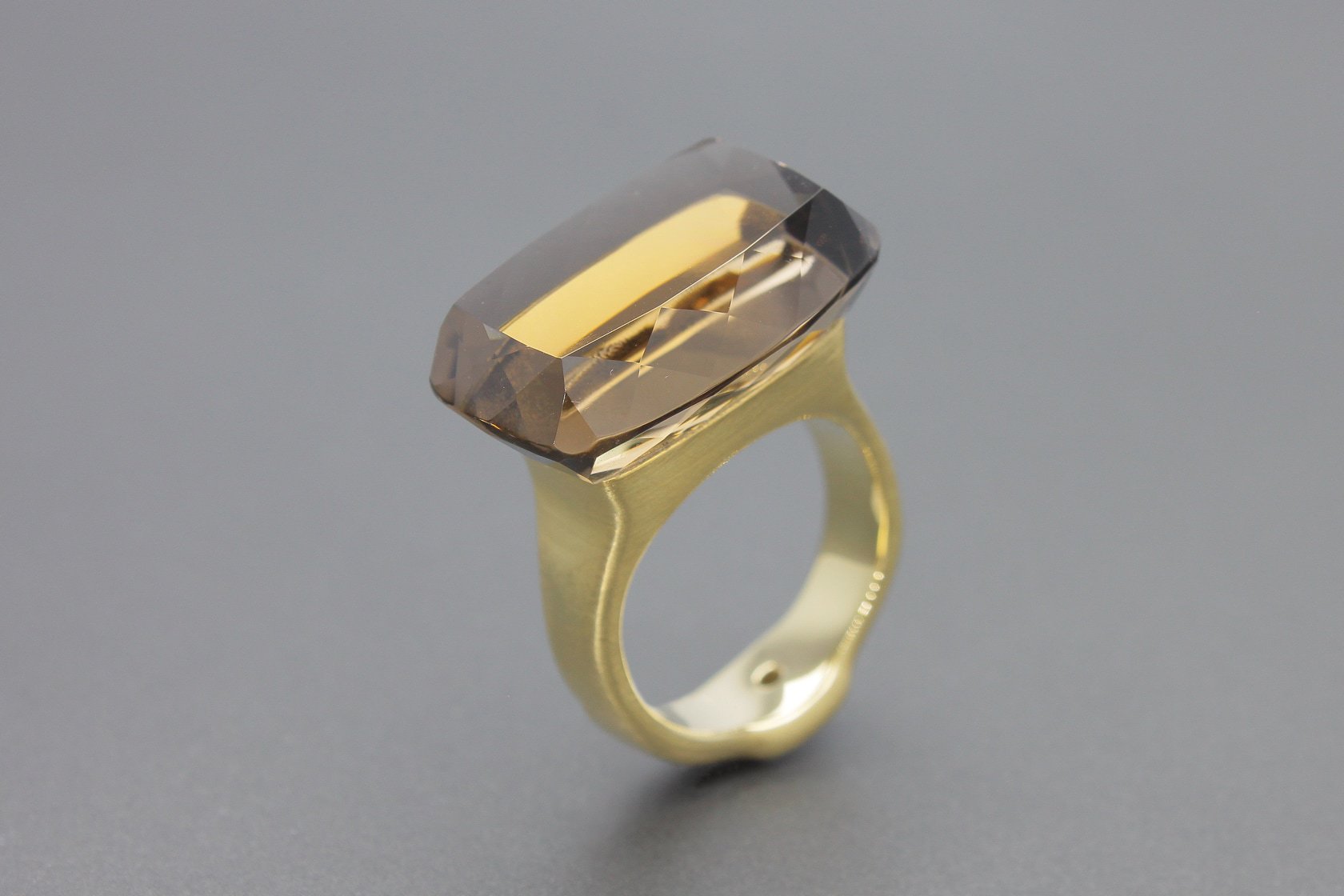 Anel em Ouro Amarelo 18k com Quartzo e Diamante de Aprox. 5pts