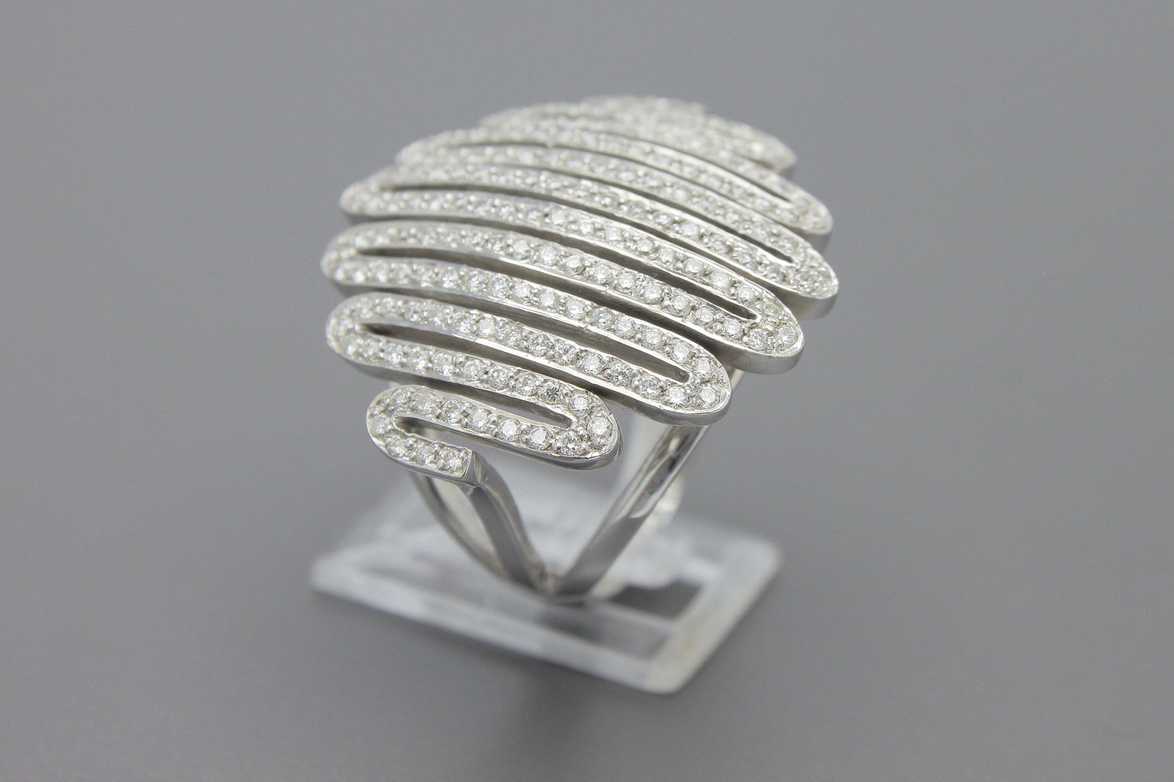 Anel em Ouro Branco 18k com Aprox. 90pts de Brilhantes
