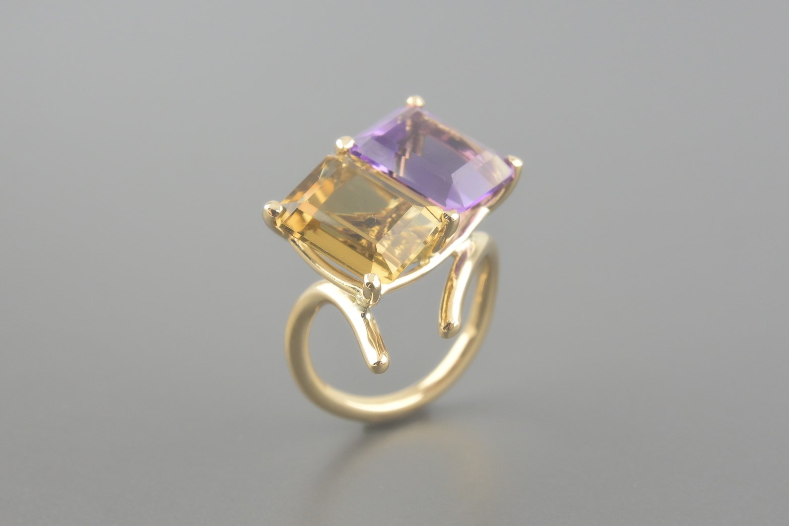 Anel em Ouro Amarelo 18k com Ametista e Citrino de 12x9mm