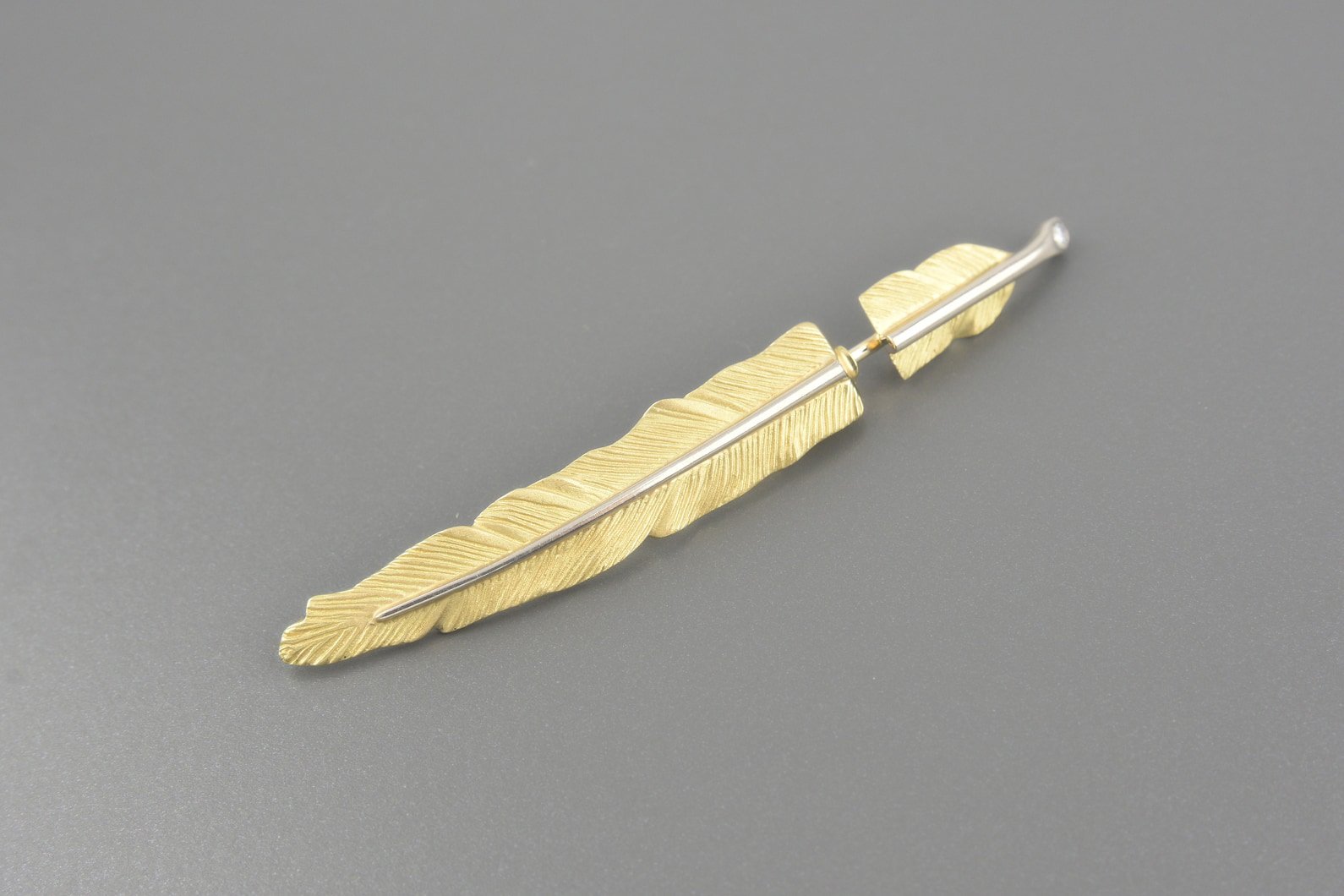 Brinco Pena em Ouro Amarelo e Branco 18k com Brilhante de Aprox. 5pts