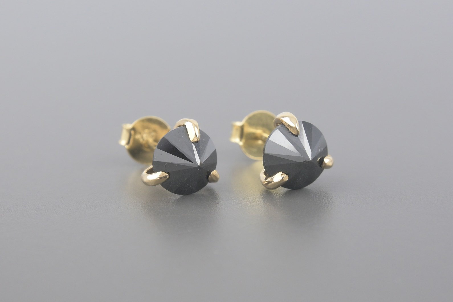 Brincos Solitários em Ouro Amarelo 18k com Aprox. 3.66ct de Diamantes Negros