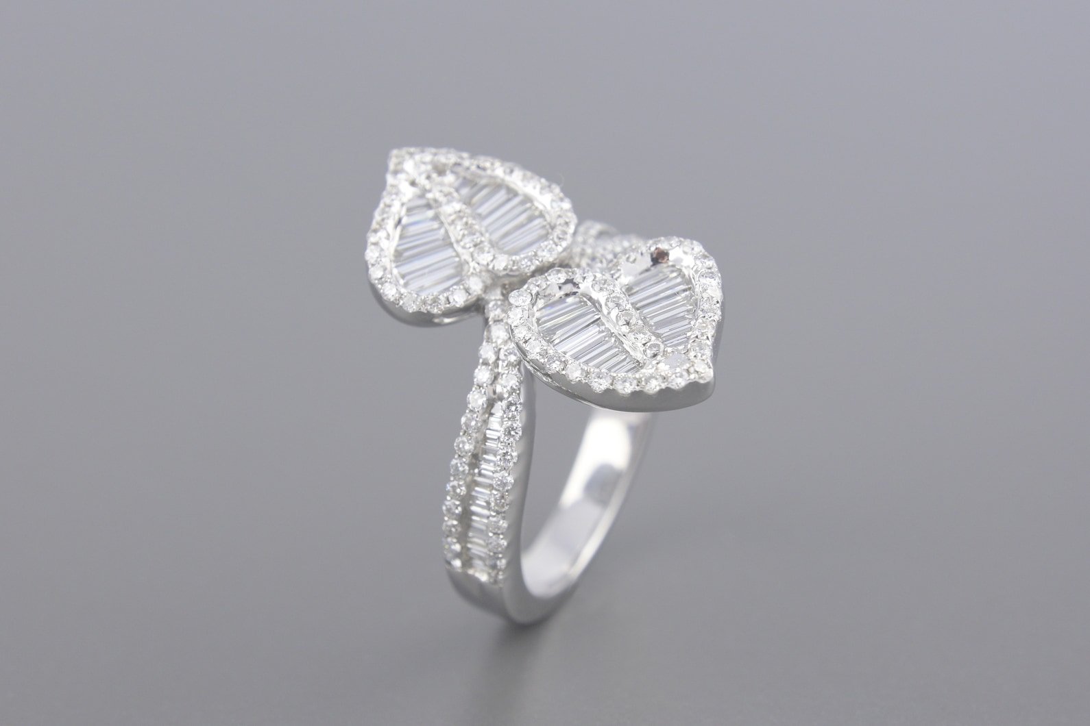Anel Folhas em Ouro Branco 18k com Aprox. 1.0ct de Diamantes