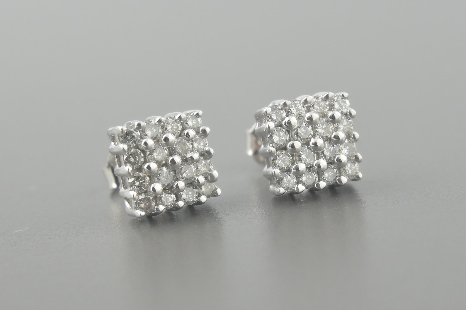 Brincos em Ouro Branco 18k com Aprox. 32pts de Brilhantes