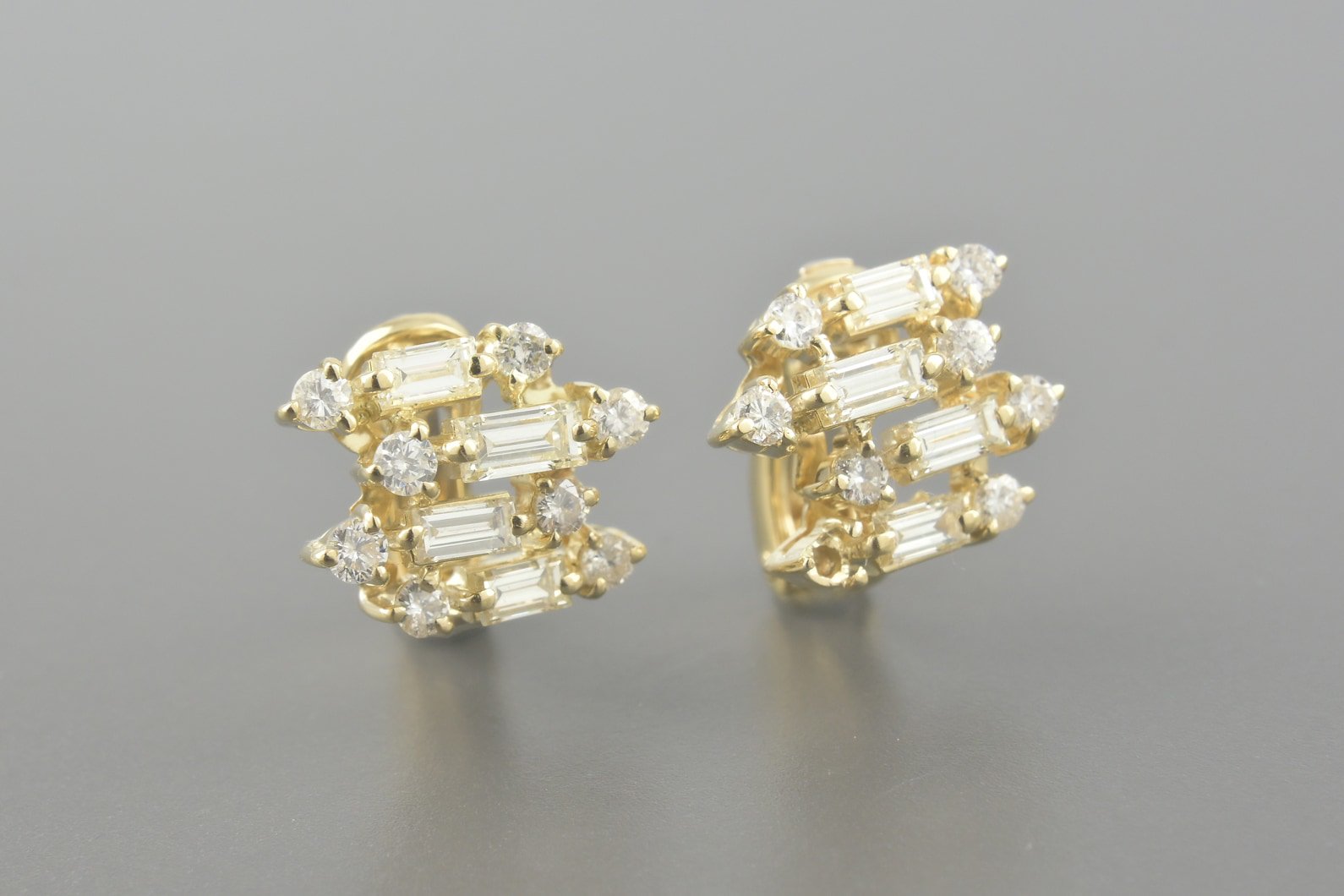 Brincos em Ouro Amarelo 18k com Aprox. 96pts de Diamantes Baguete e Aprox. 64pts de Brilhantes