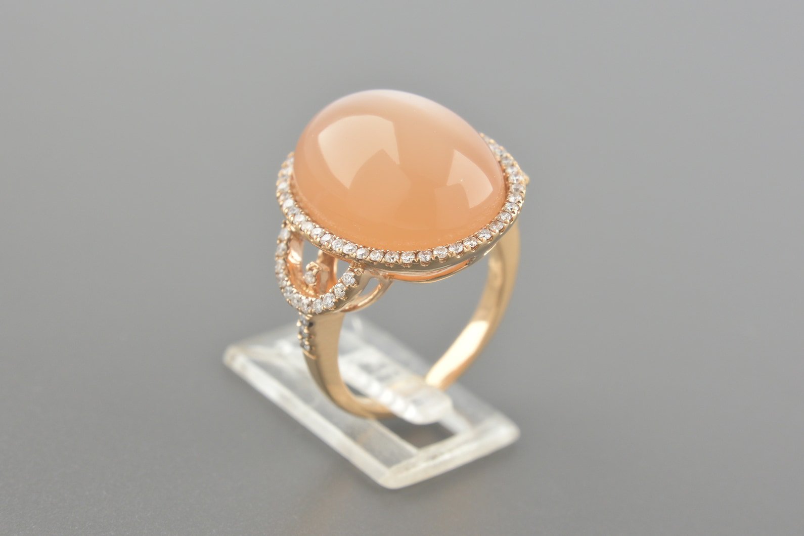 Anel em Ouro Rose 18k com Pedra da Lua Pêssego Cabochon e Aprox. 0.58ct de Brilhantes