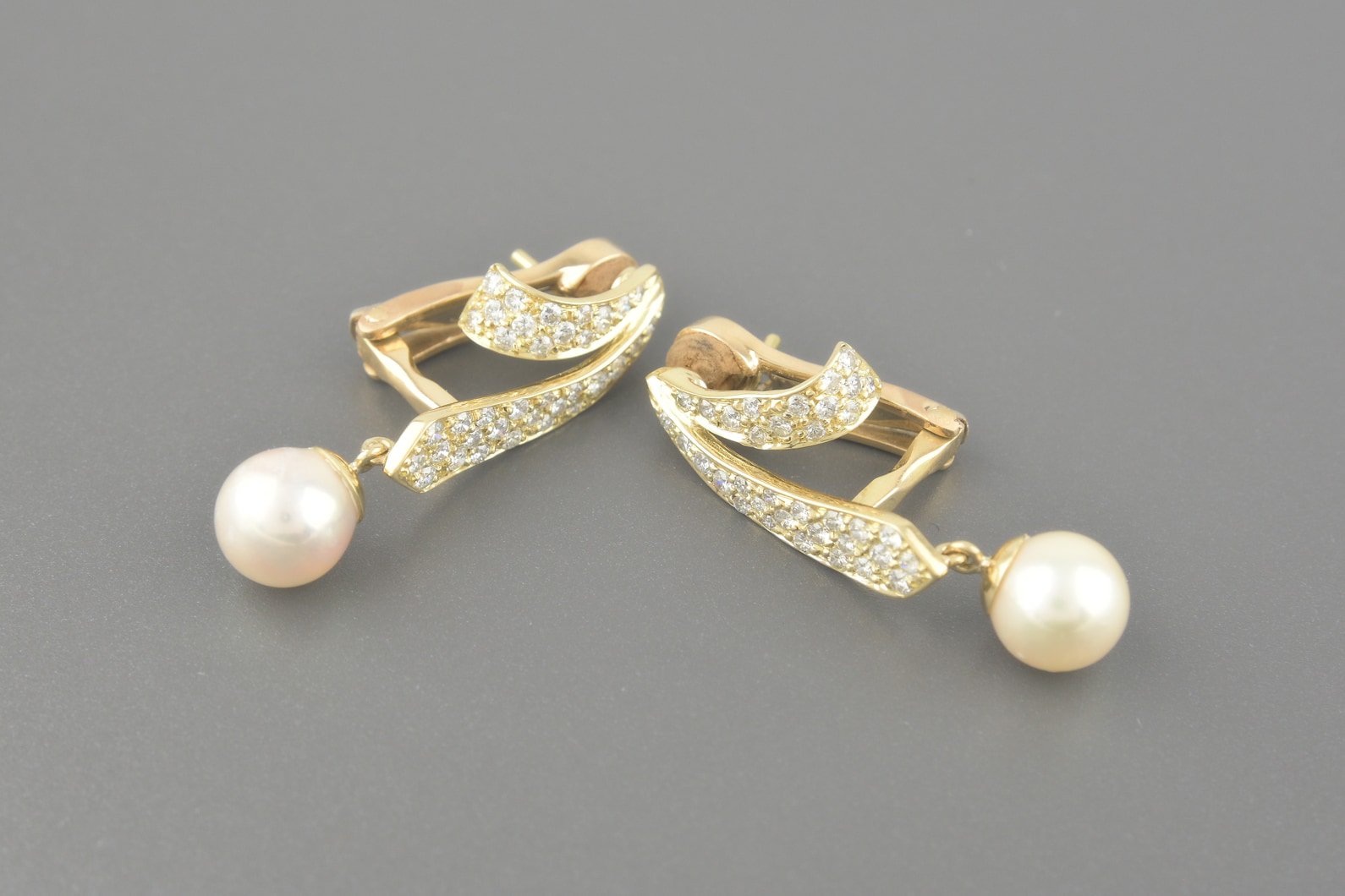 Brincos em Ouro Amarelo 18k com Pérolas de 7mm e Aprox. 70pts de Brilhantes