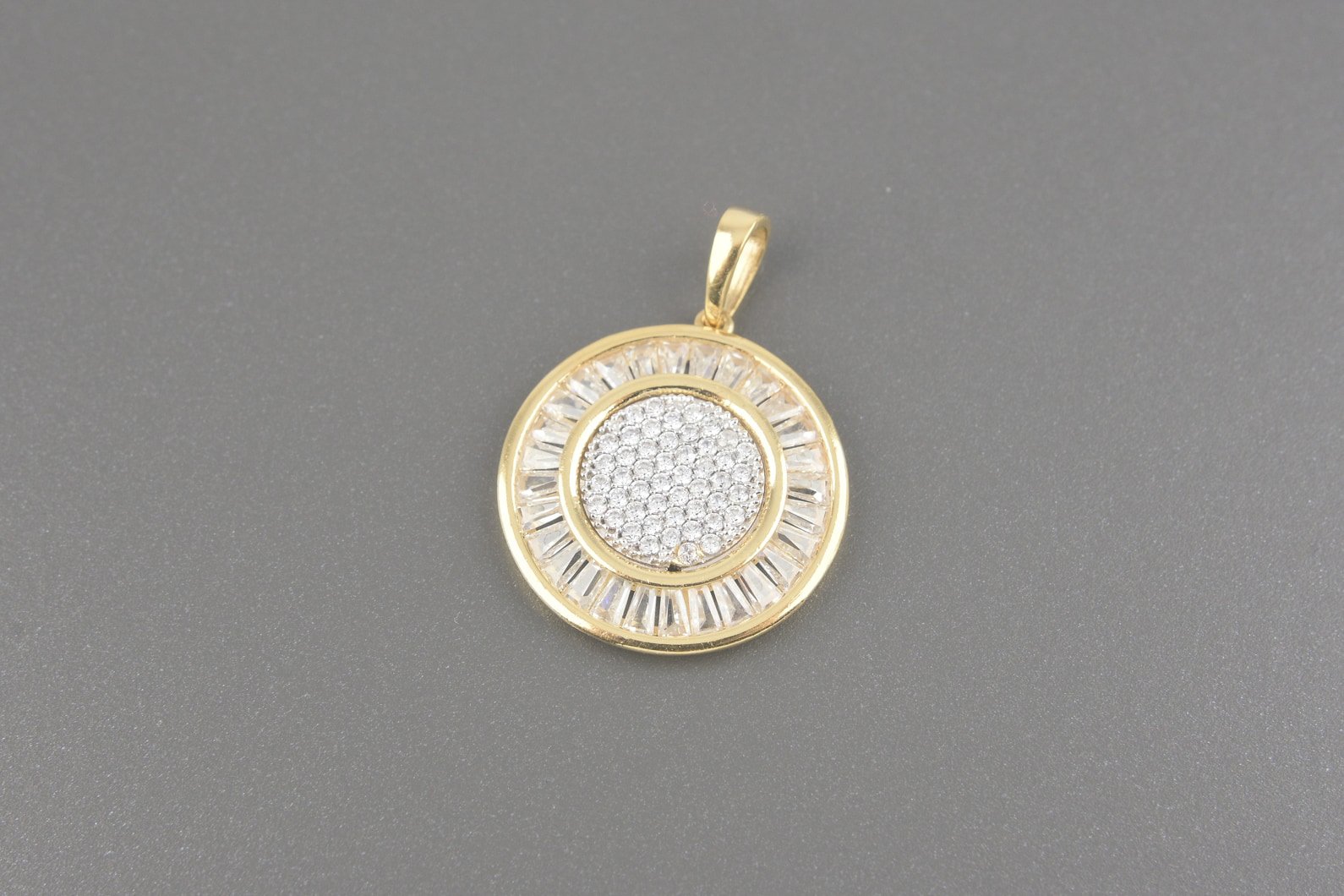 Pingente em Ouro Amarelo 18k com Zirconias