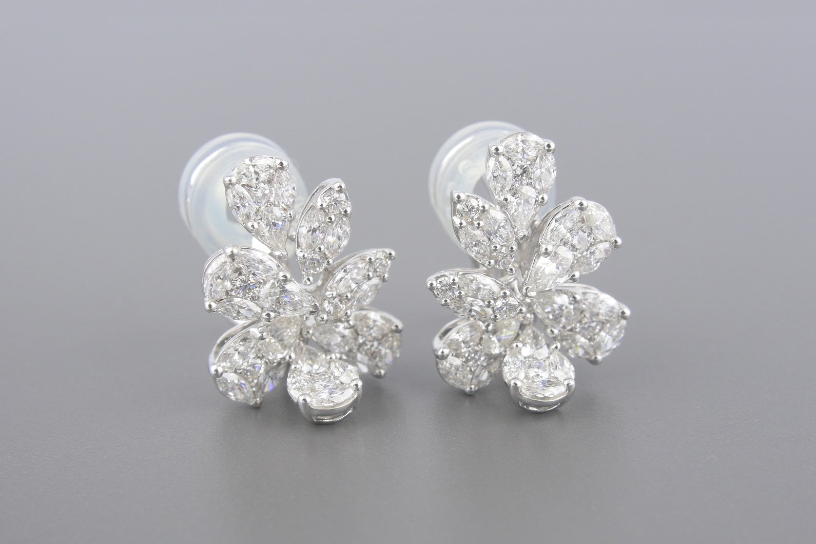 Brincos em Ouro Branco 18k com Aprox. 3.0cts de Diamantes