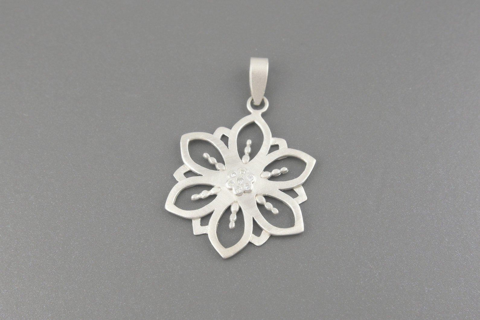 Pingente Flor em Ouro Branco 18k com Aprox. 3.5pts de Brilhantes