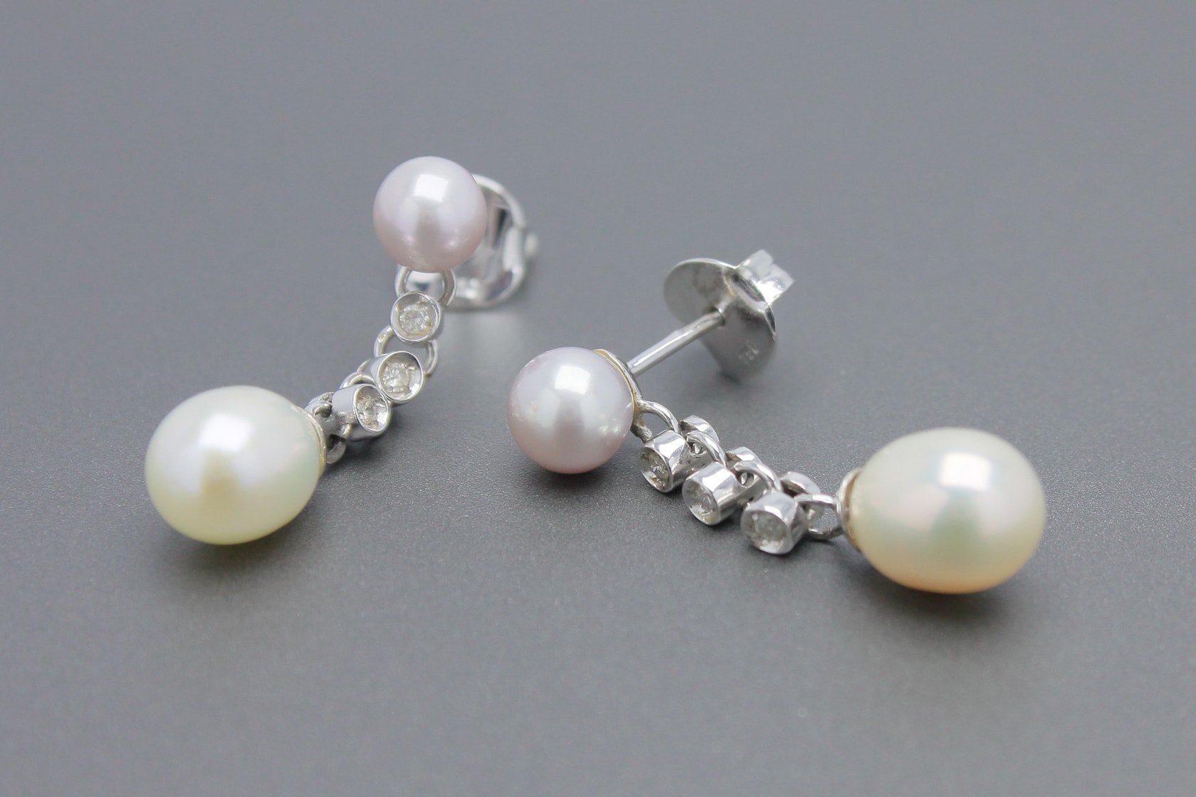 Brincos em Ouro Branco 18k com Pérolas de 6 e 8 mm e Aprox. 9pts de Brilhantes