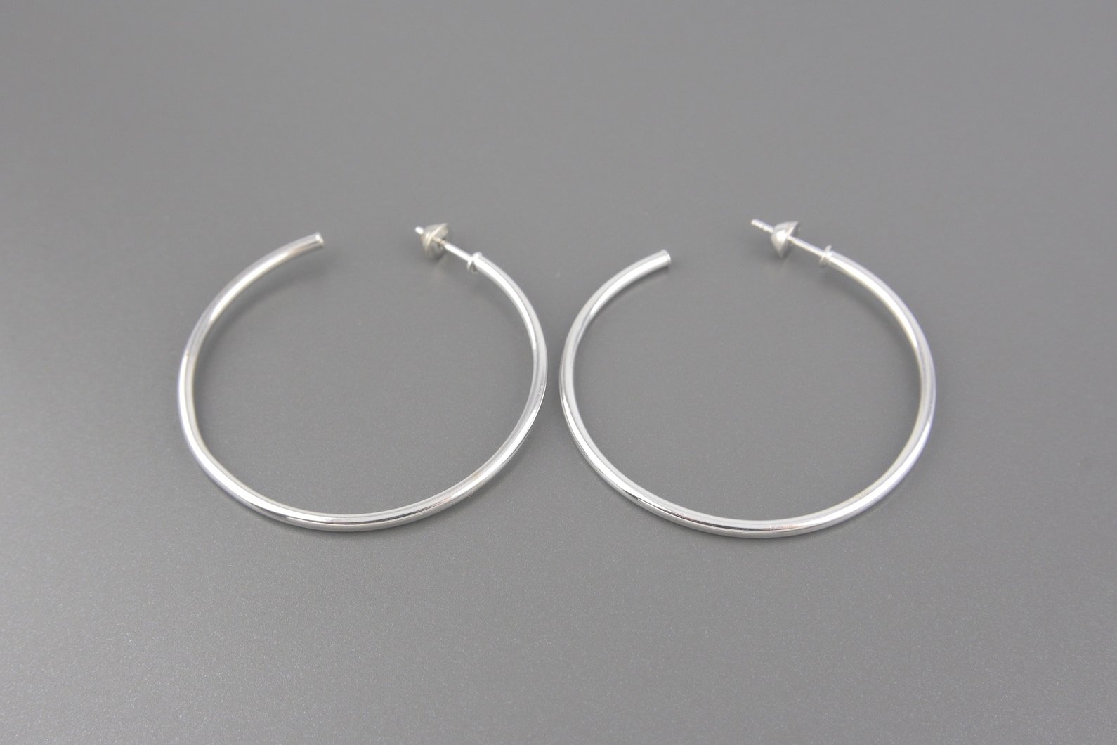 Brincos Argola em Ouro Branco 18k