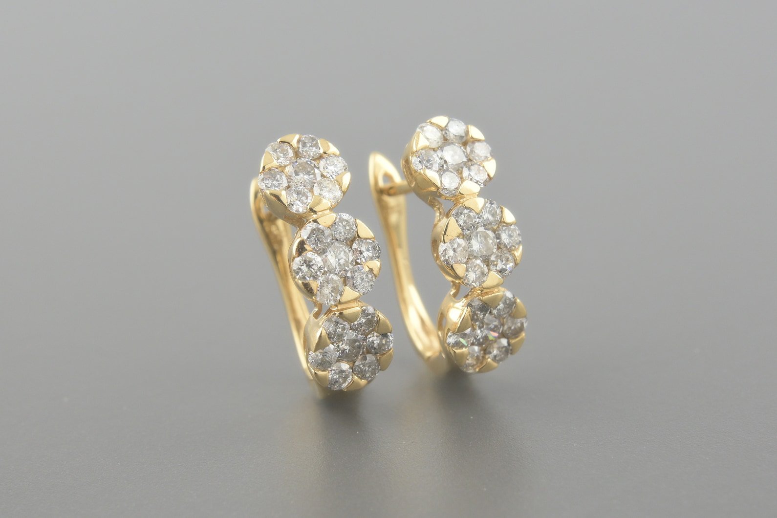 Brincos Argola em Ouro Amarelo 18k com Aprox. 90pts de Brilhantes