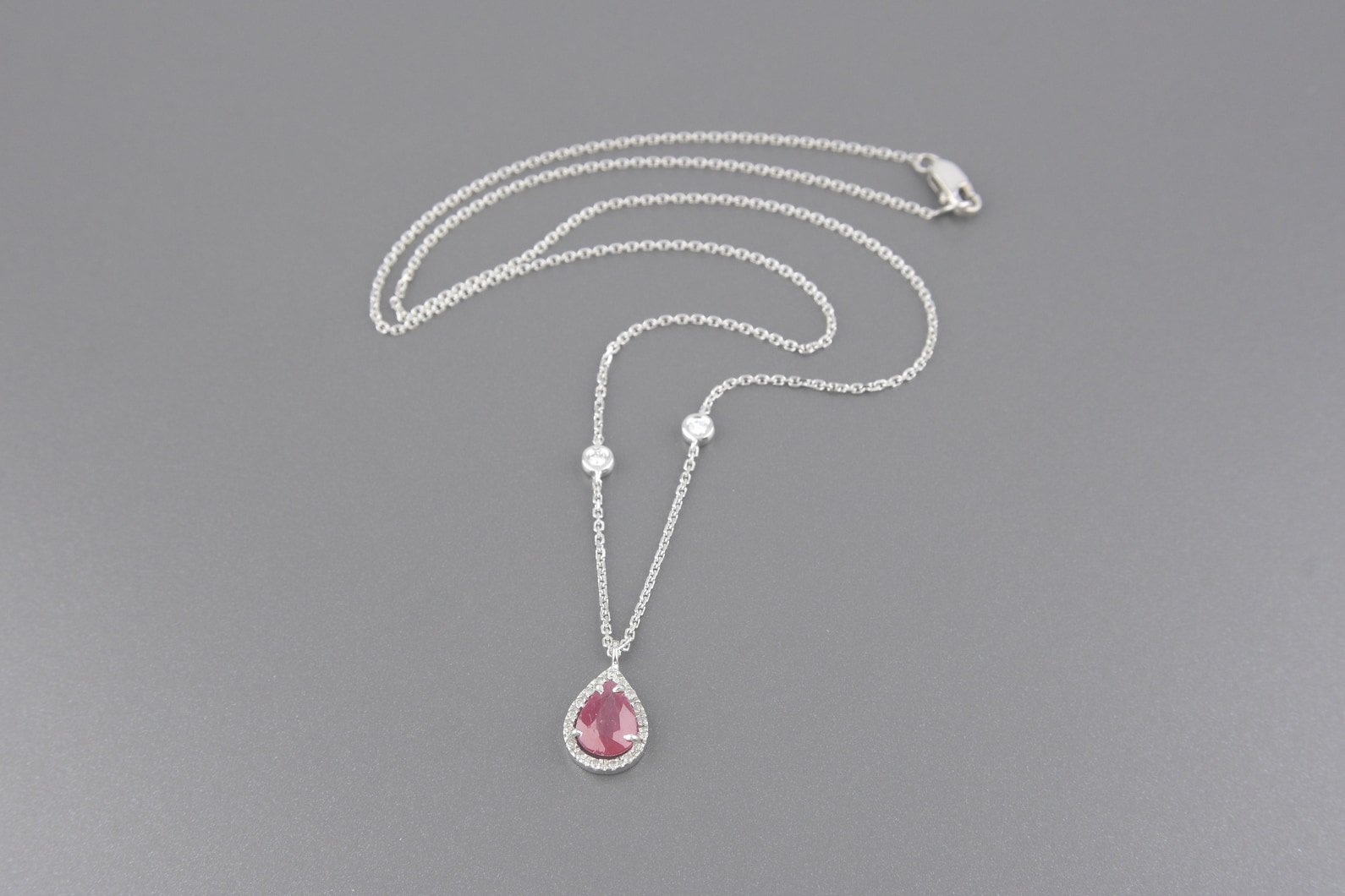 Colar em Ouro Branco 18k com Rubi Lap. Gota de 8x6mm e Aprox. 16pts de Brilhantes
