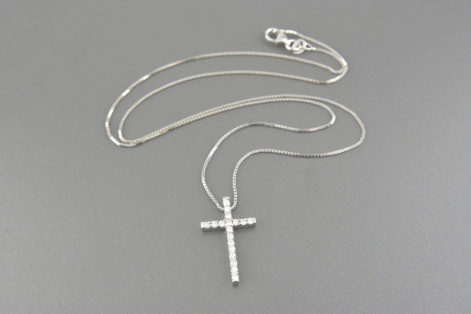Colar Cruz em Ouro Branco 18k com Aprox. 18pts de Brilhantes