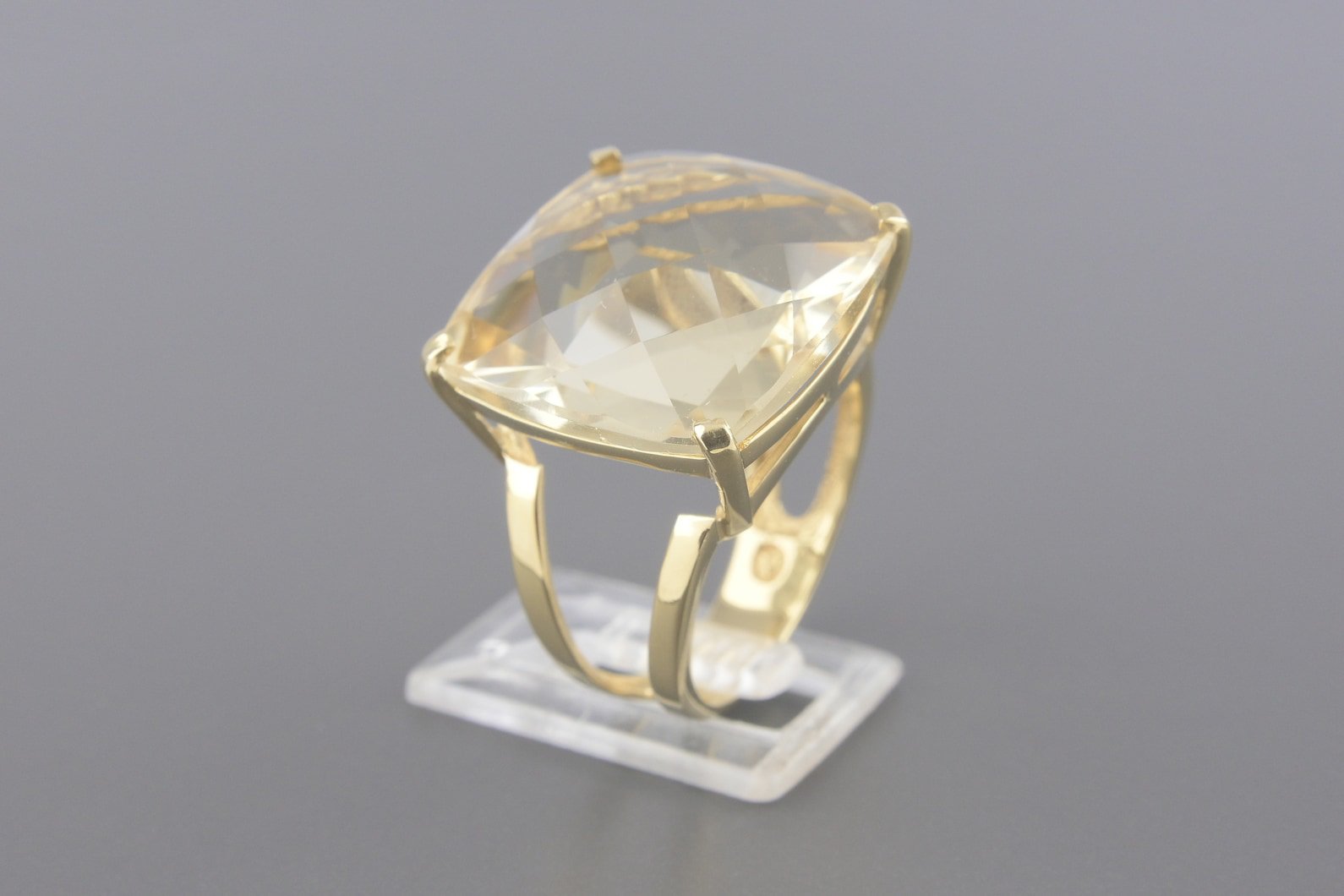 Anel em Ouro Amarelo 18k com Quartzo de 18mm