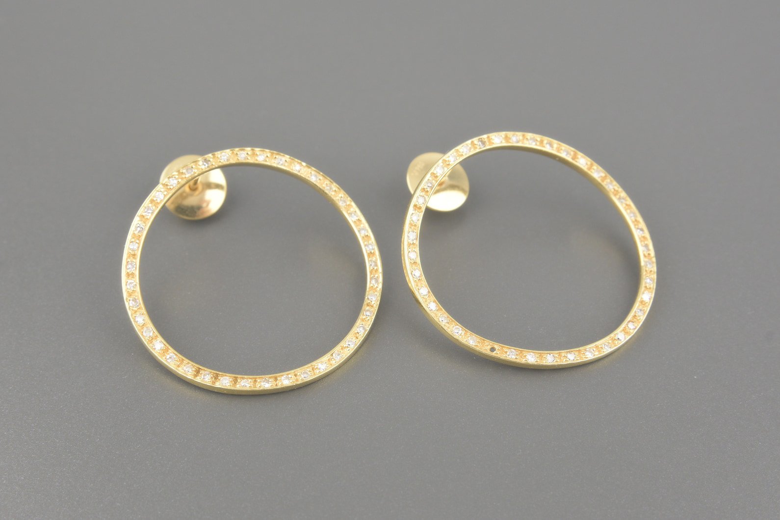 Brincos em Ouro Amarelo 18k com Aprox. 78pts de Brilhantes