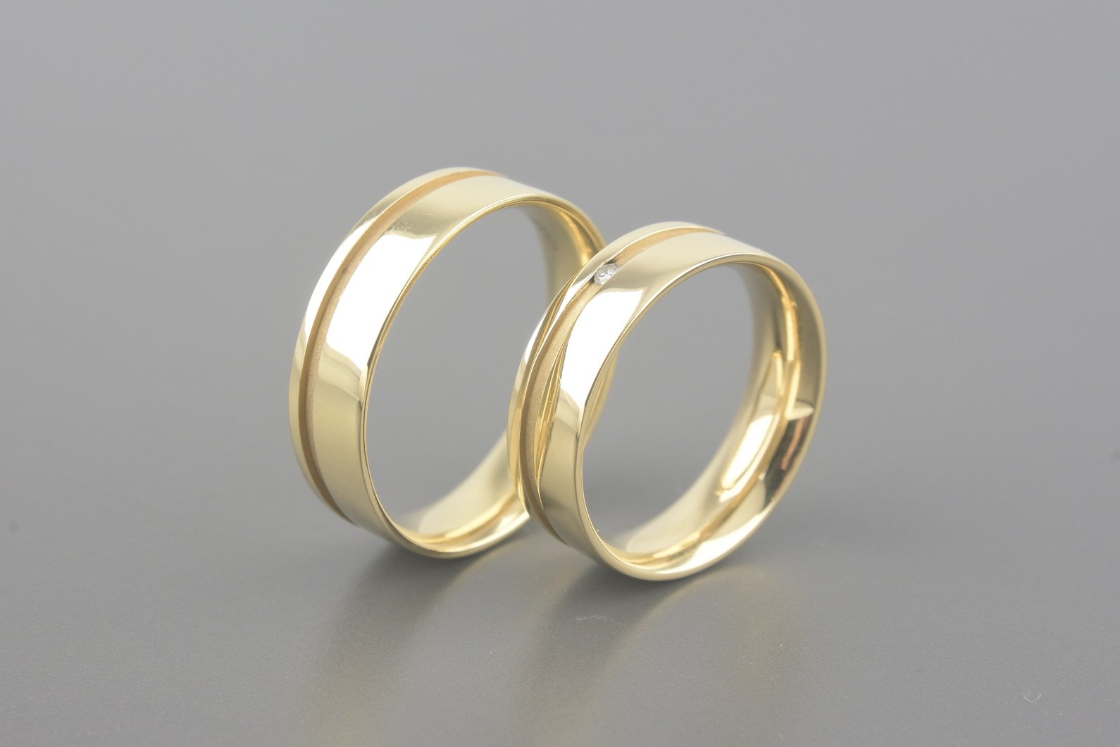 Par de Alianças Valentine em Ouro Amarelo 18k com Brilhante de Aprox. 2pts