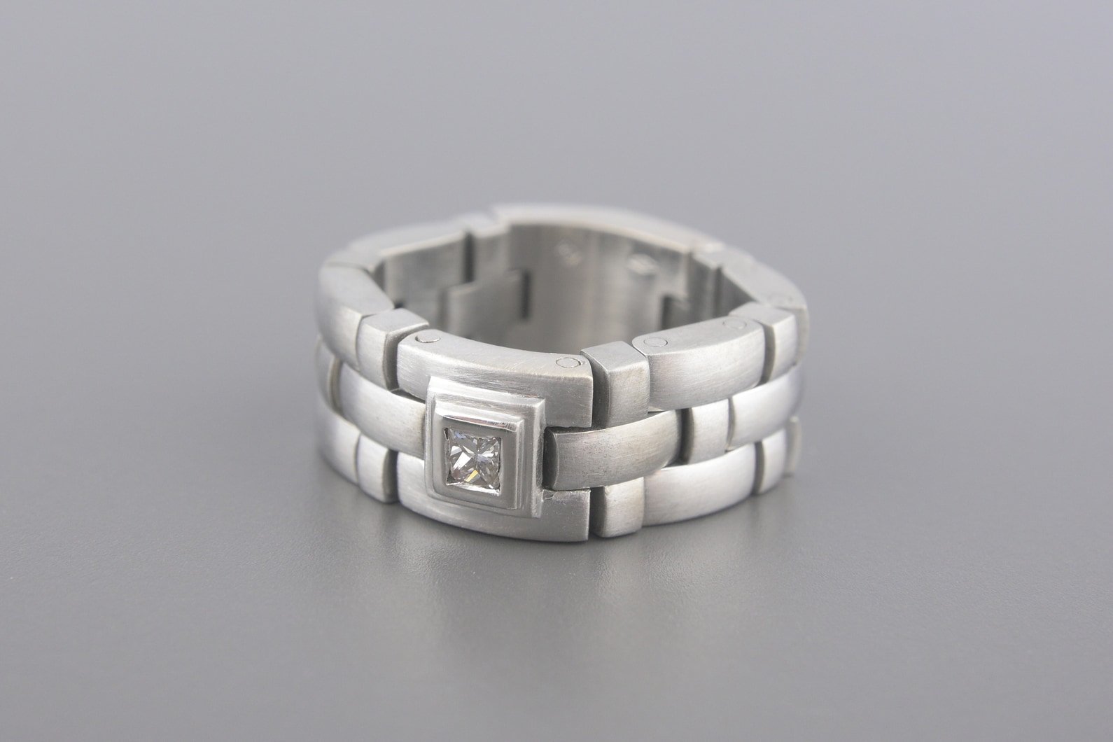 Anel Maleável em Ouro Branco 18k com Diamante Princess de Aprox. 10pts