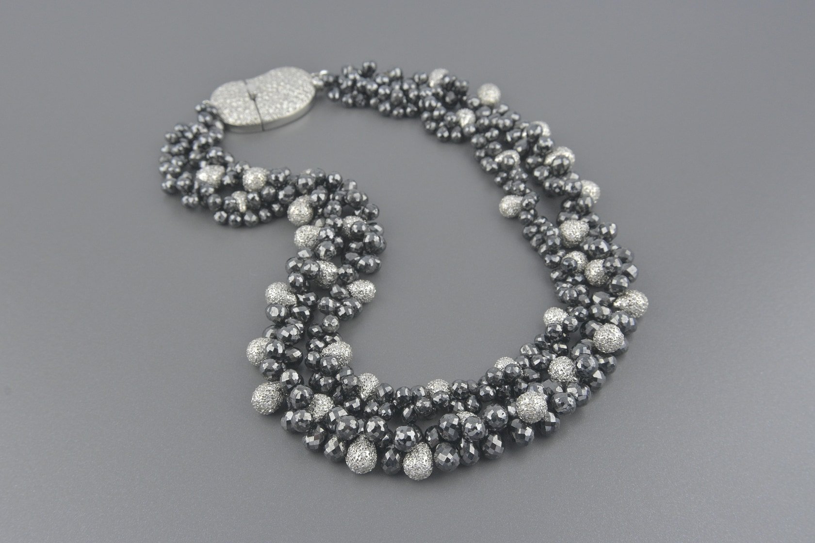 Colar em ouro branco 18k com Brilhantes e Diamantes Negros