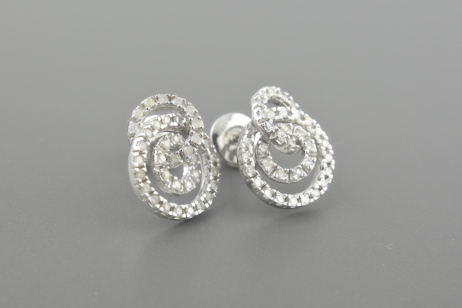 Brincos em Ouro Branco 18k com Aprox. 74pts de Brilhantes
