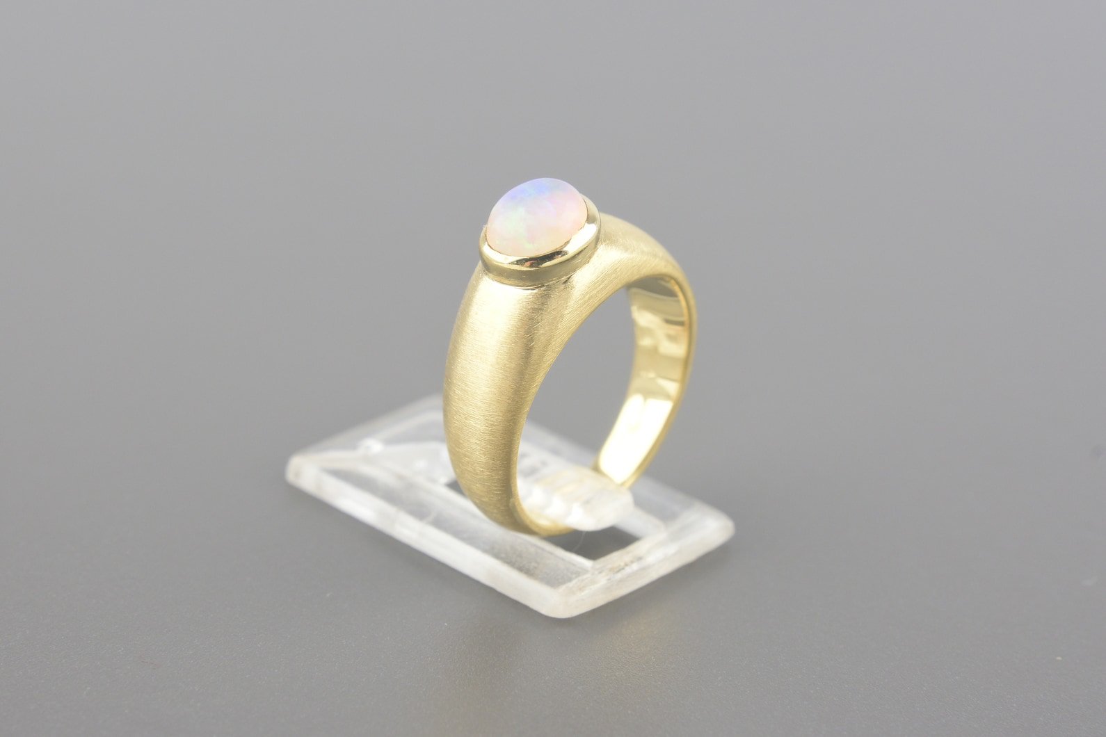 Anel em Ouro Amarelo 18k com Opala Cabochon de 6mm