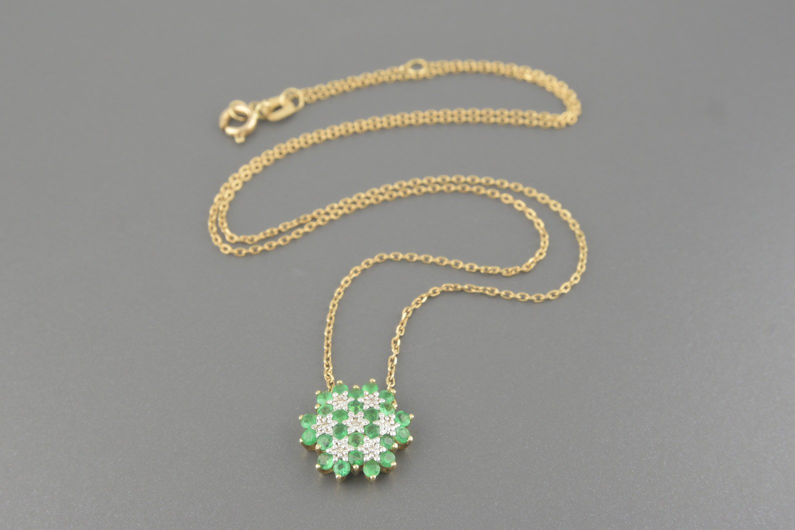 Colar em Ouro Amarelo 18k com Aprox. 36pts de Esmeraldas e Aprox. 7pts de Brilhantes