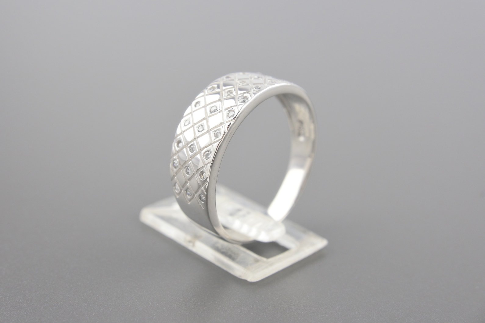Anel em Ouro Branco 18k com Aprox. 13pts de Brilhantes