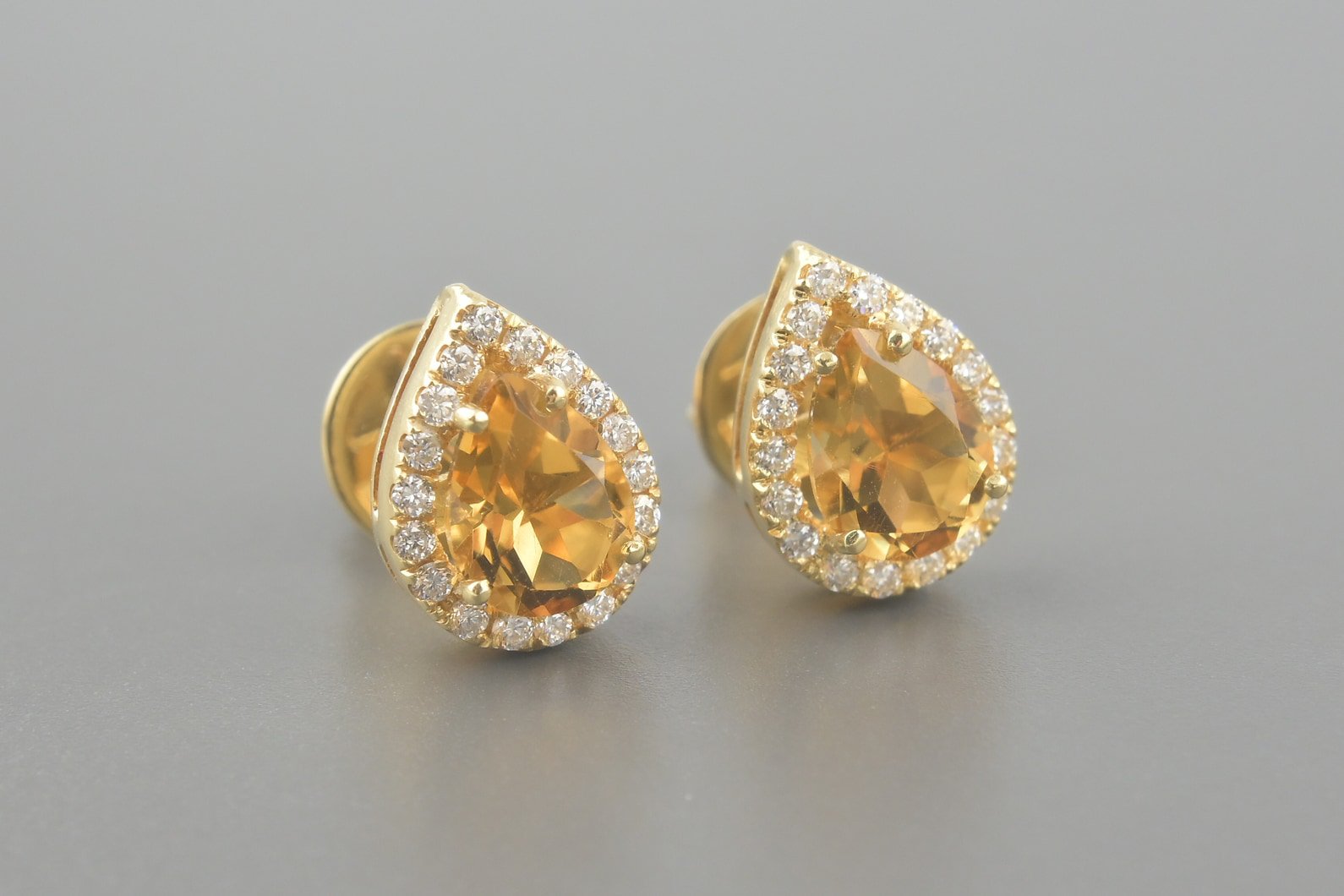 Brincos em Ouro Amarelo 18k com Citrinos Lap. Gota de 8x6mm e Aprox. 36pts de Brilhantes