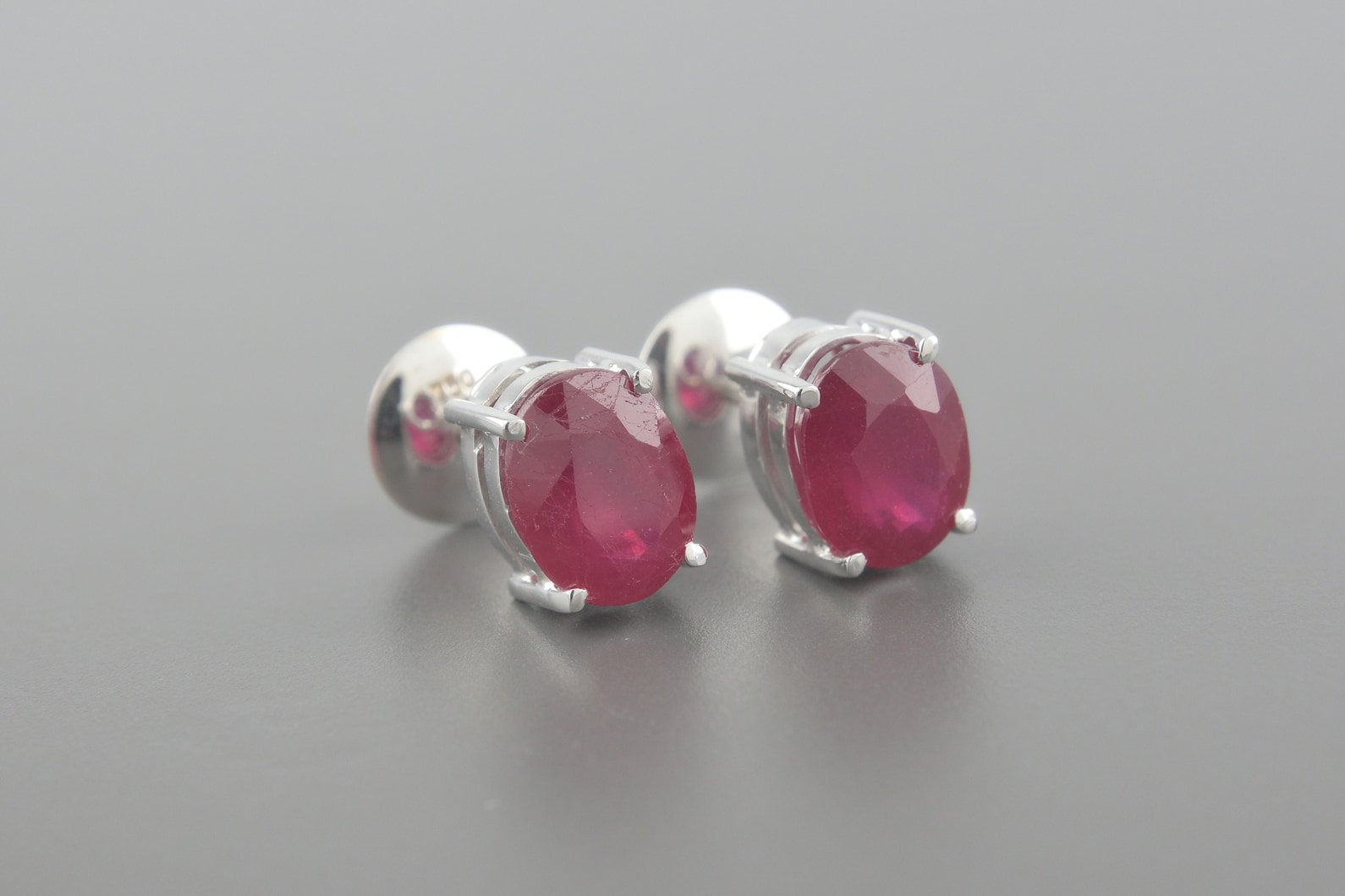 Brincos Solitários em Ouro Branco 18k com Aprox. 4.4ct de Rubis Lap. Oval (8.7x7.0mm)