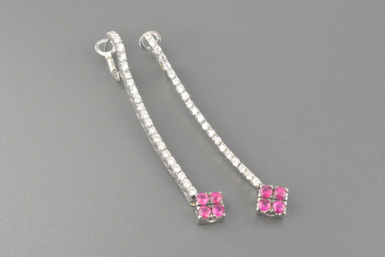 Brincos em Ouro Branco 18k com Aprox. 64pts de Safiras Rosas e Aprox. 88pts de Brilhantes
