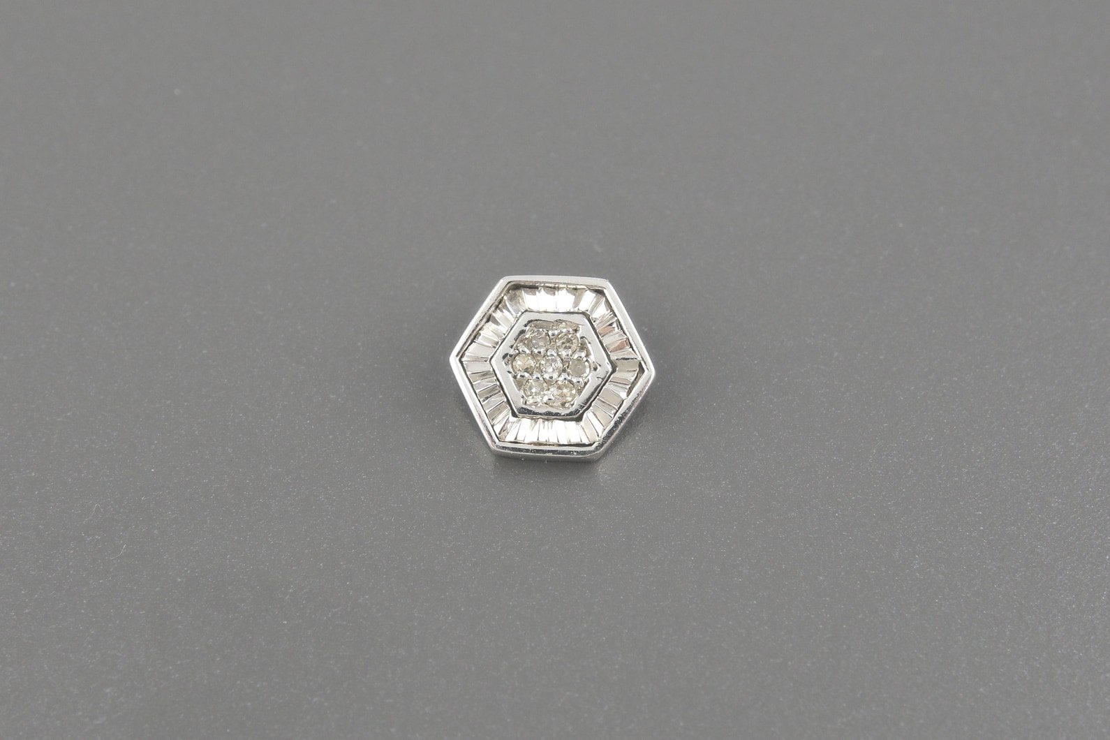 Pingente Sextavado em Ouro Branco 18k com Aprox. 3.5pts de Brilhantes