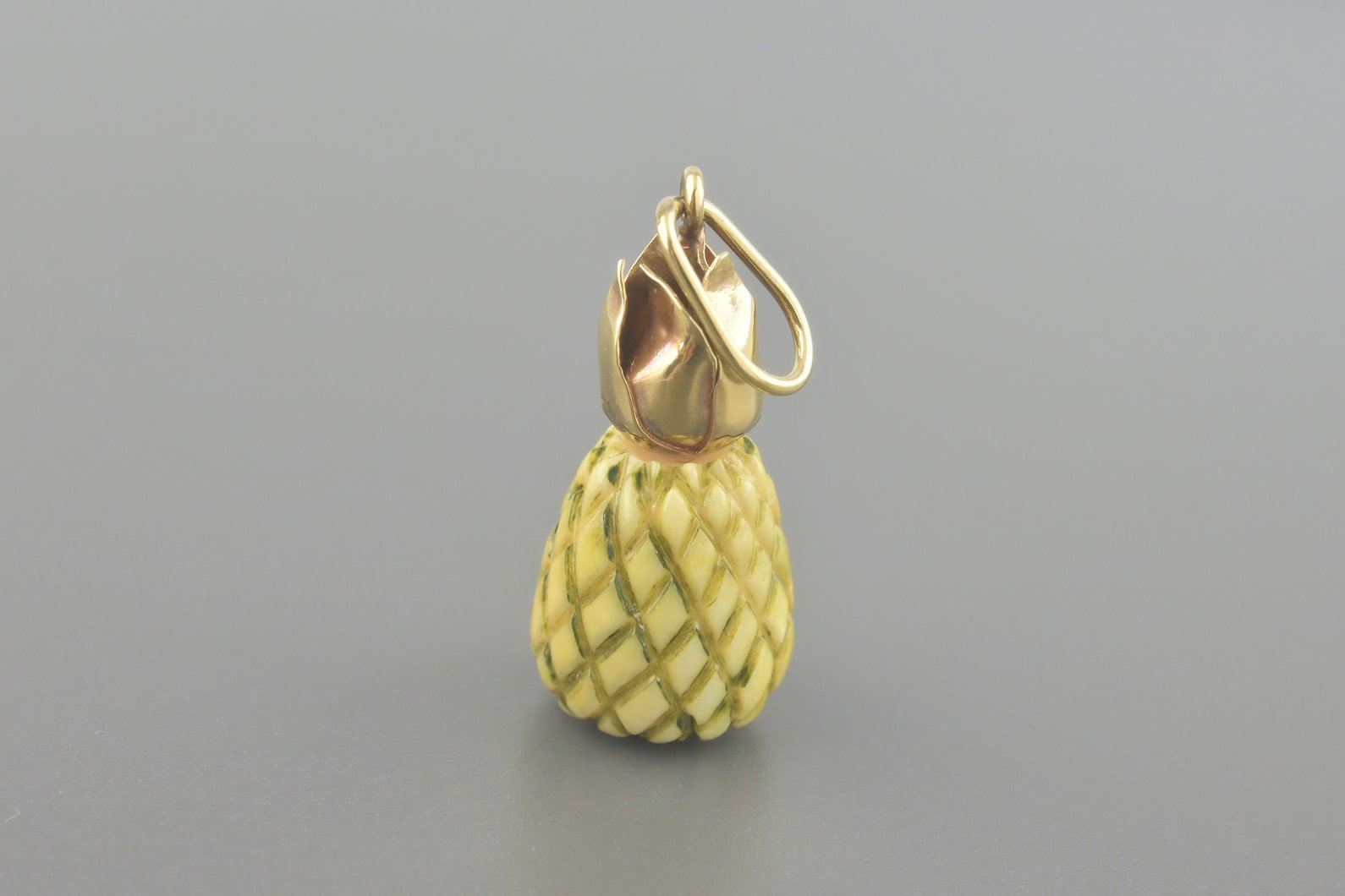 Pingente Abacaxi em Marfim e Ouro 18k