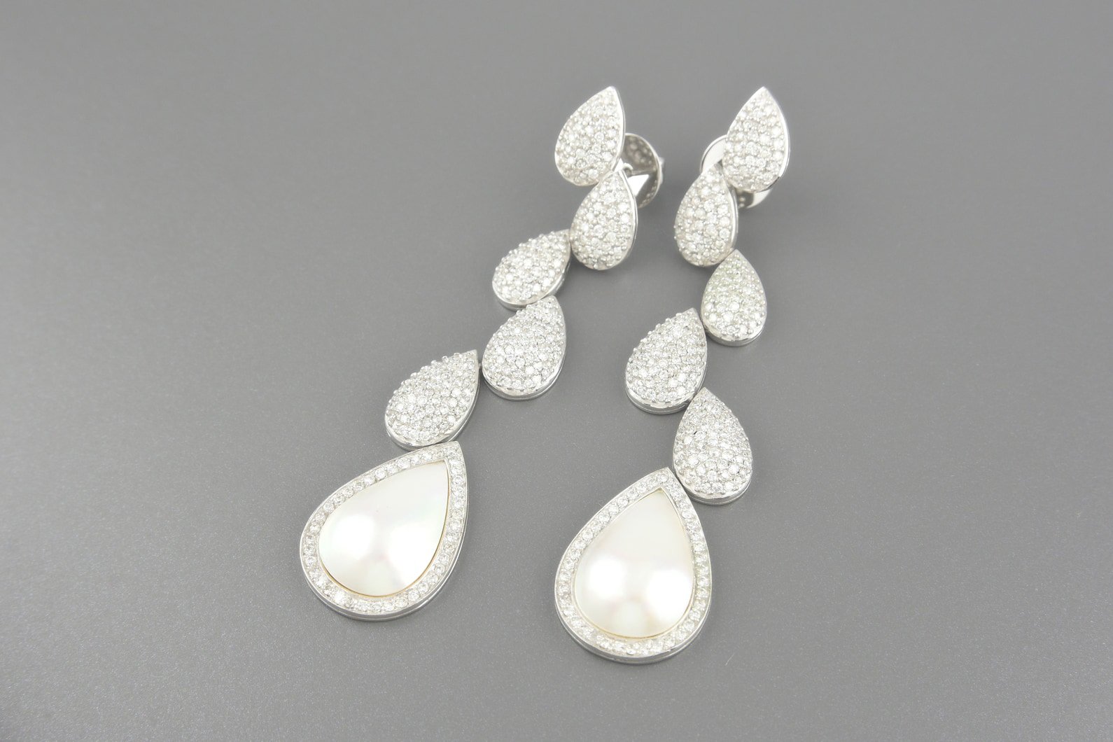 Brincos em Ouro Branco 18k com Madrepérolas de 18x12mm e Aprox. 4.8ct de Brilhantes