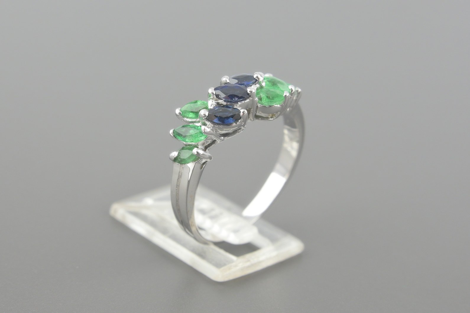Anel em Ouro Branco 18k com Safiras de 4x2mm e Esmeraldas de 3.5x2mm