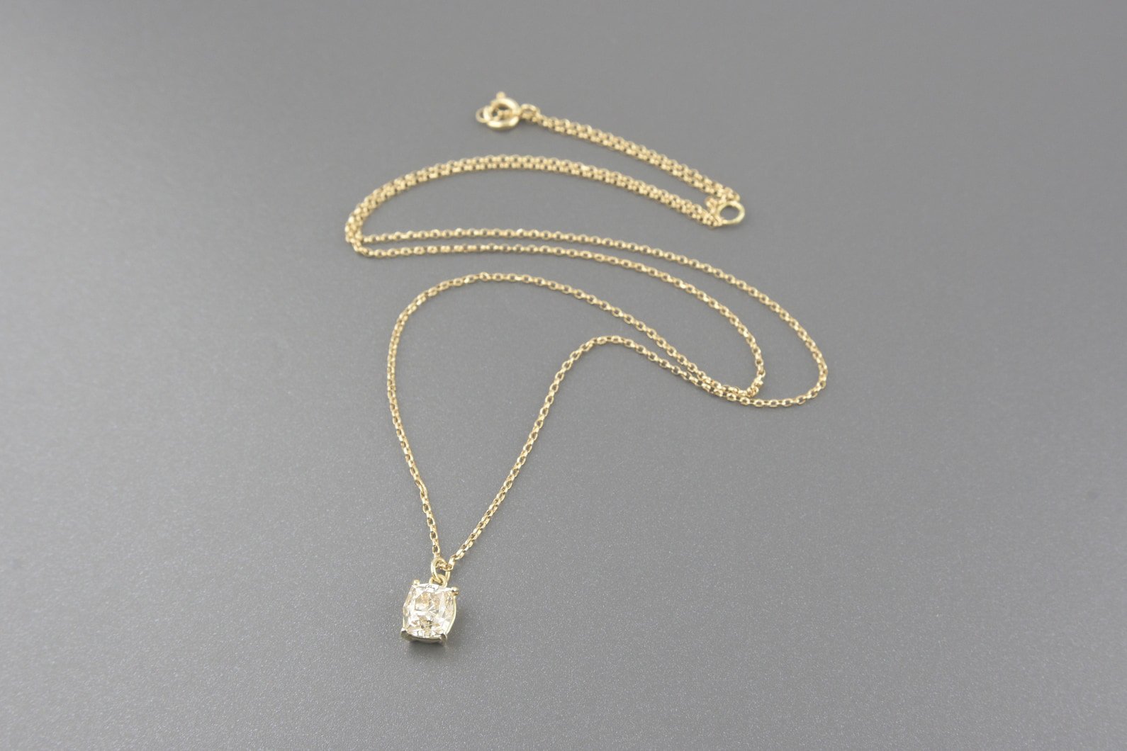 Colar Ponto de Luz em Ouro Amarelo 18k com Diamante Octagonal Fume de Aprox. 0.97ct