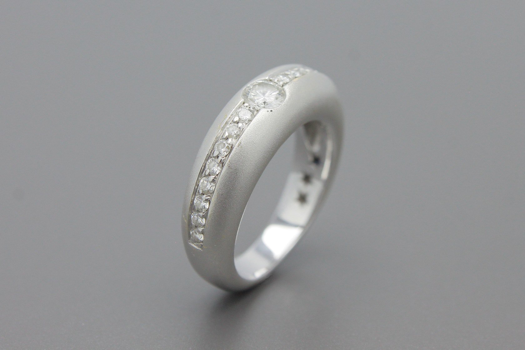 Anel em Ouro Branco 18k com Aprox. 49pts de Brilhantes (Central de 25pts)