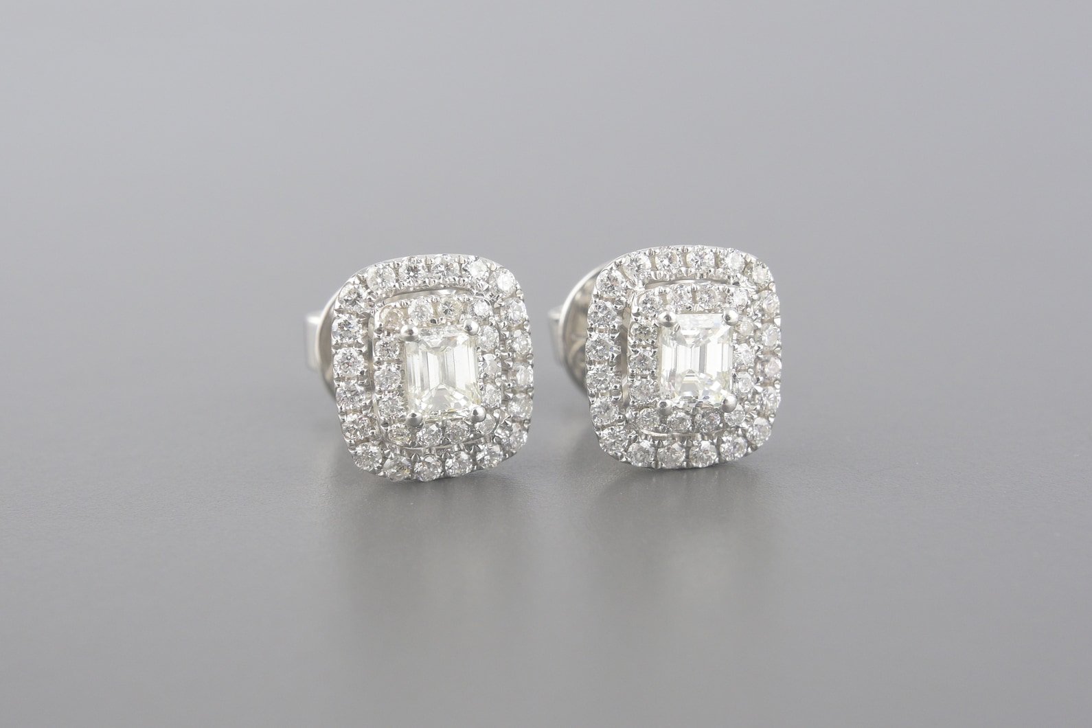 Brincos em Ouro Branco 18k com Aprox. 1.1ct de Diamantes (Brilhantes ~0.70ct e Baguettes ~0.40ct)