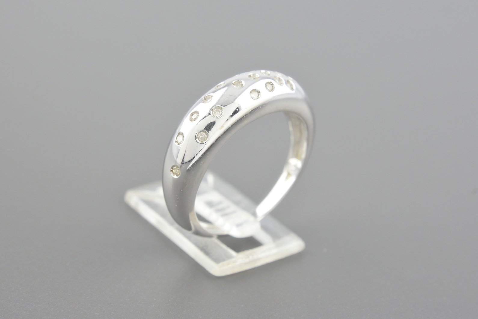Anel em Ouro Branco 18k com Aprox. 23pts de Brilhantes