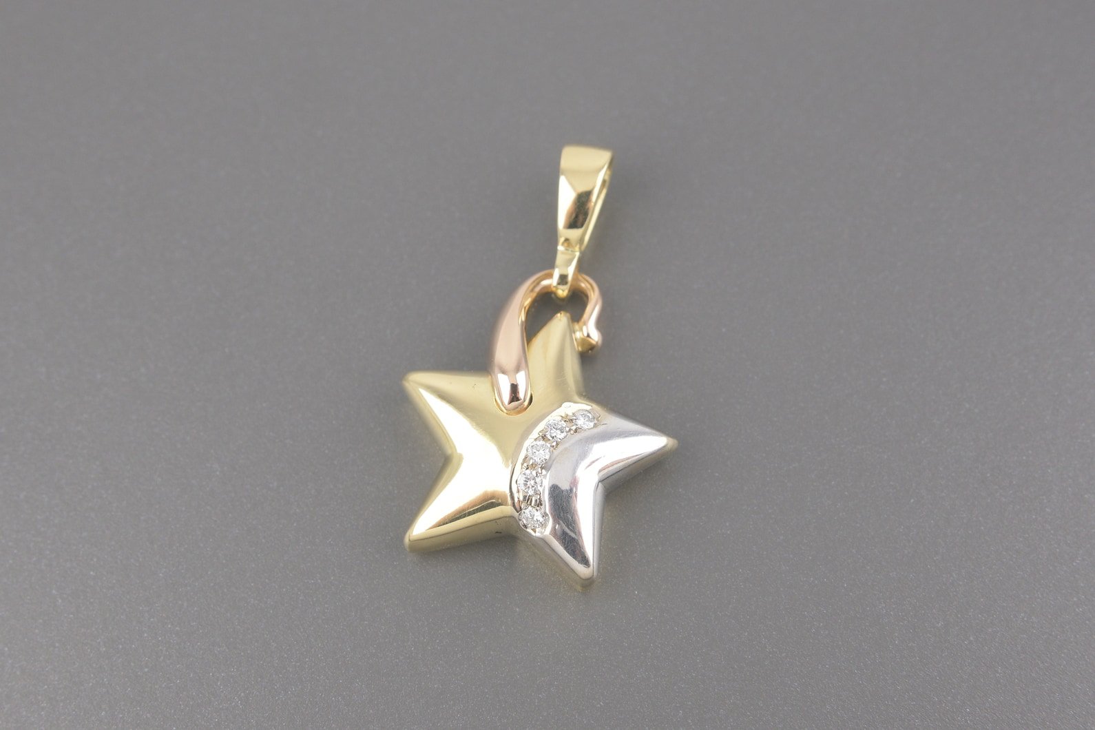 Pingente Estrela em Ouro Amarelo 18k com Aprox. 5pts de Brilhantes