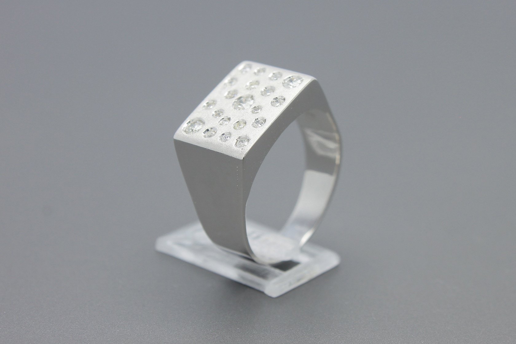 Anel em Ouro Branco 18k com Aprox. 40pts de Brilhantes