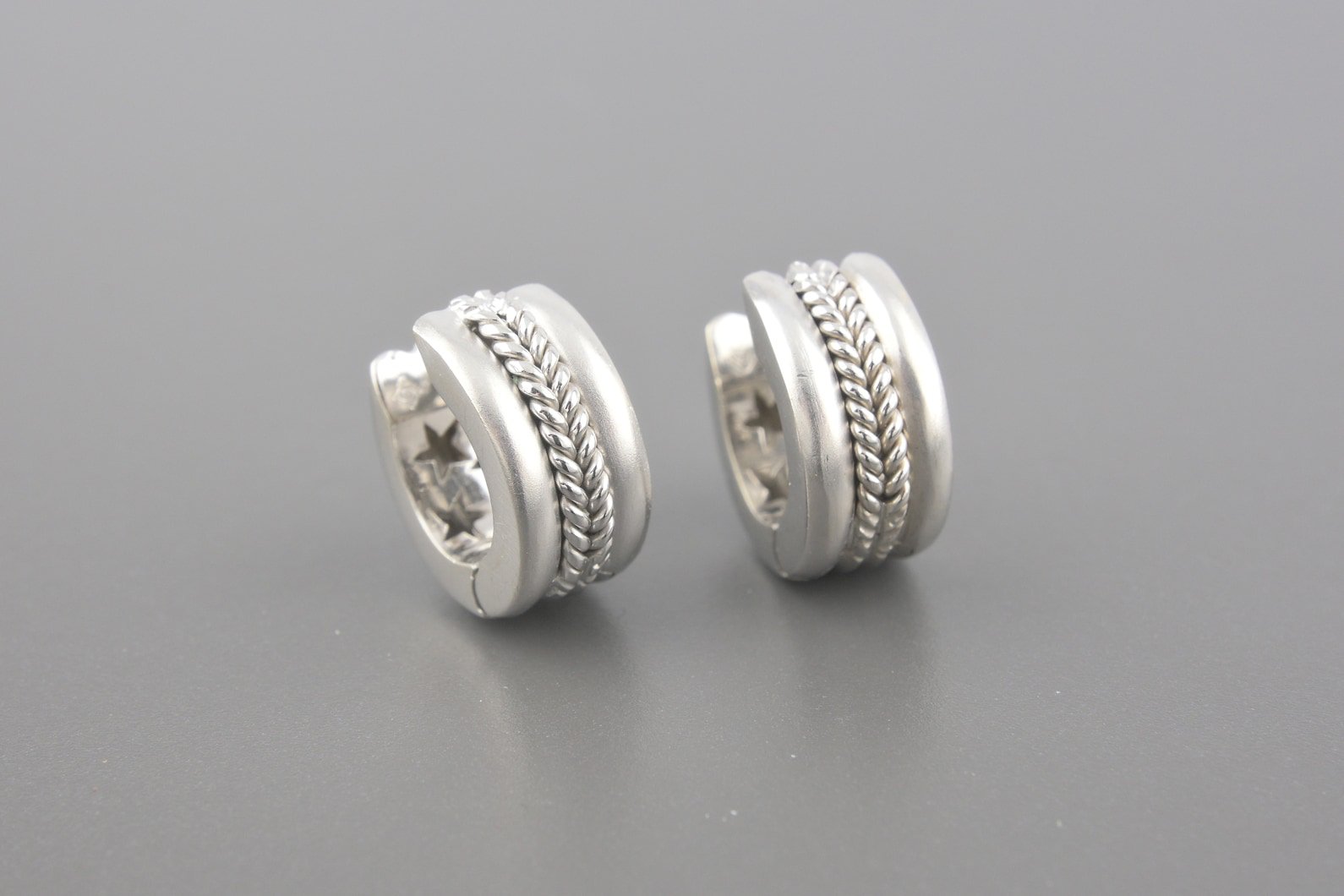 Brincos Argola em Ouro Branco 18k