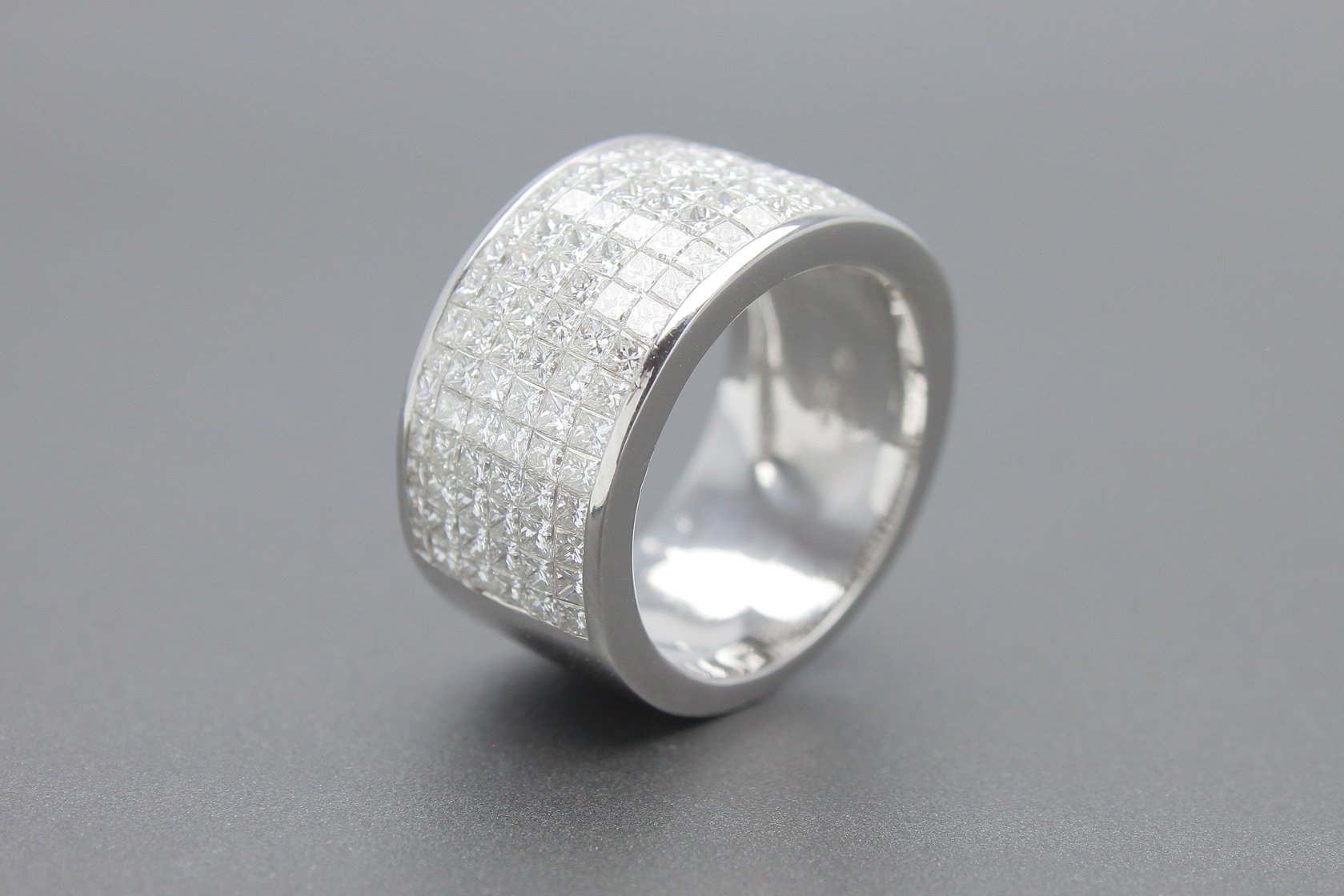 Anel em Ouro Branco 18k com Aprox. 3.8 ct de Diamantes Princess