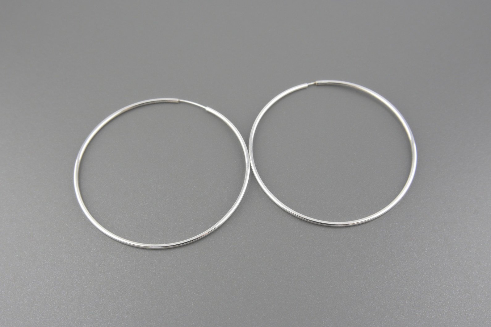 Brincos Argola em Ouro Branco 18k