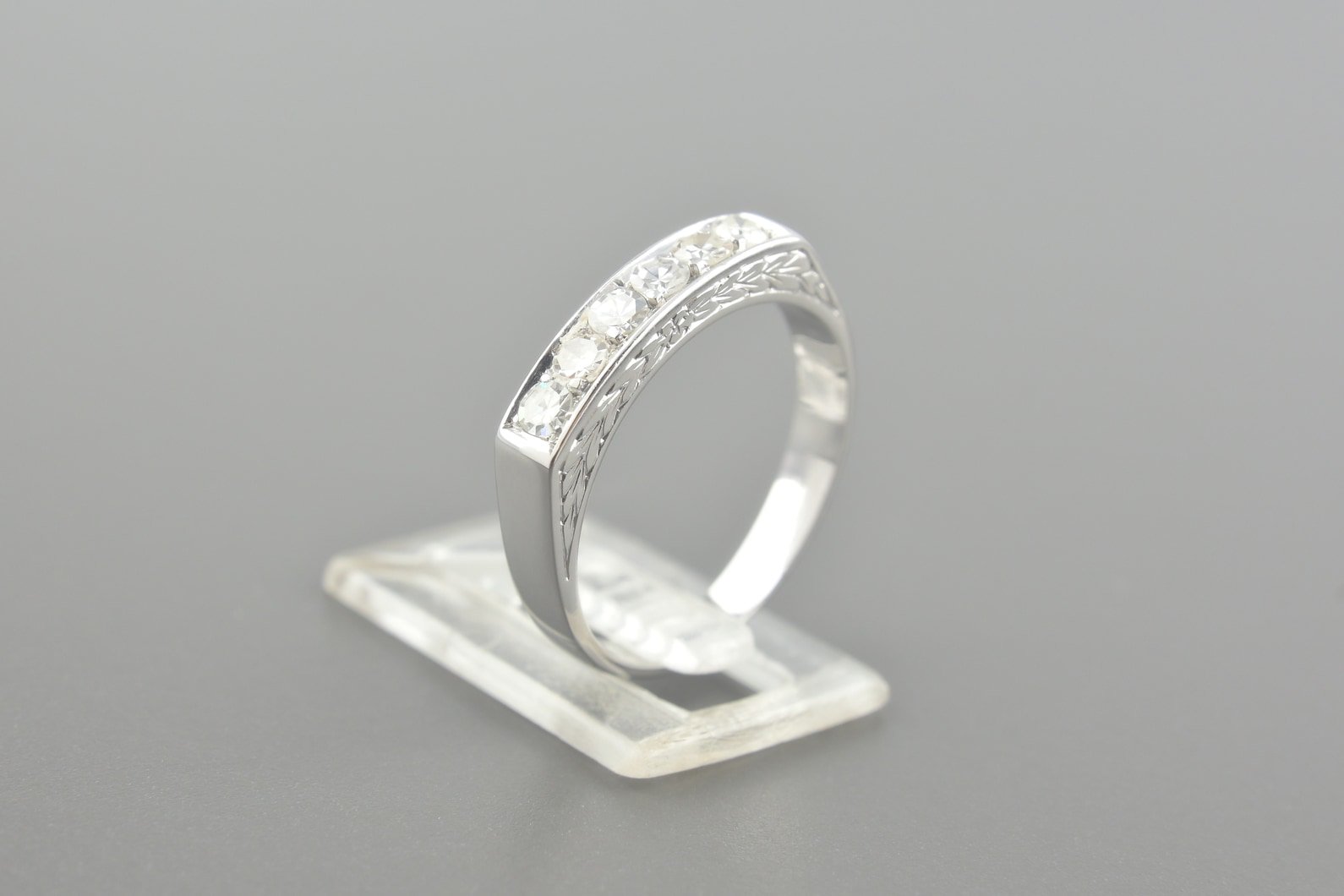 Meia Aliança Vintage em Ouro Branco 18k com Aprox. 42pts de Diamantes