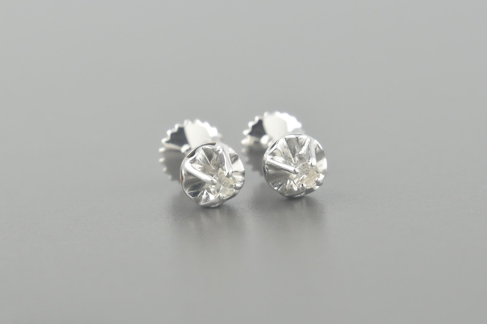 Brincos Solitários Vintage em Ouro Branco 18k com Aprox. 4pts de Diamantes